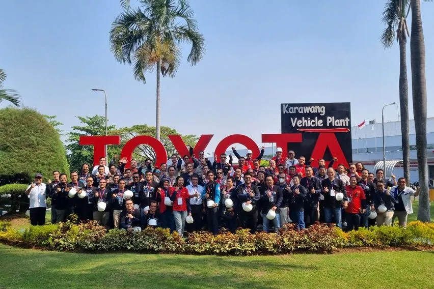 AXIC dan Toyota Carbon Fighter Bersatu Kunjungi Pabrik Mobil Hybrid TMMIN